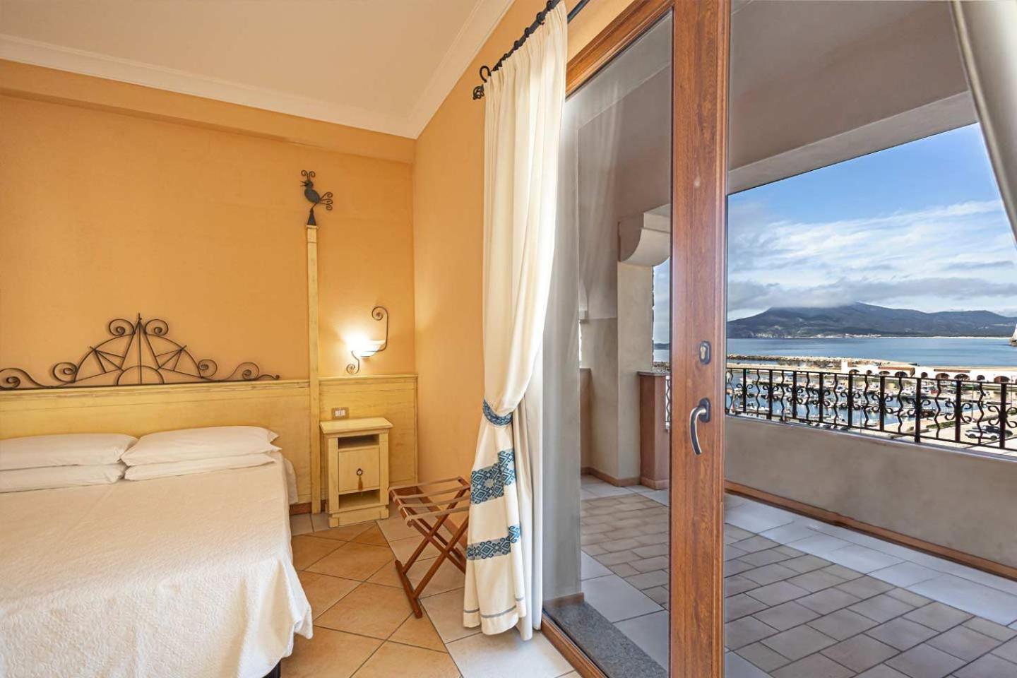 Camera Quadrupla Superior con Balcone e Vista Mare.